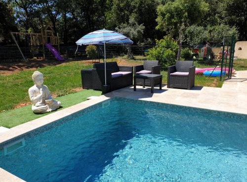 Logement cosy avec piscine chauffée, jacuzzi, jardin et climatisation