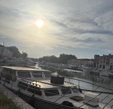 Logement péniche centre de Beaucaire