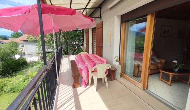 Lovely T4 apartment in village house with mountain views, close to shops.