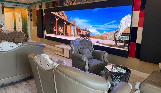 Luxurious FOURTEEN-Bedroom safari-themed Villa close to Disney!