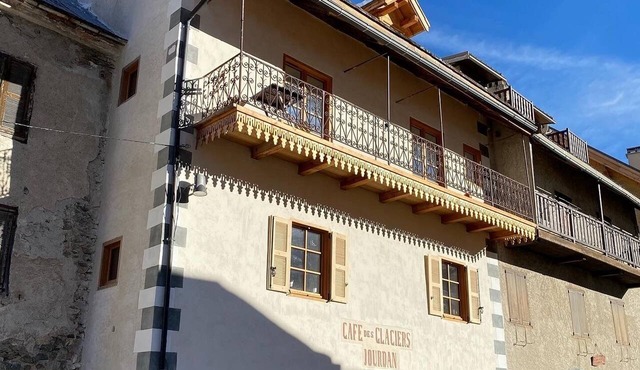 Luxuriously renovated chalet