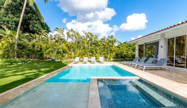 Luxury 5 bdrm steps from beach with pool, jacuzzi!