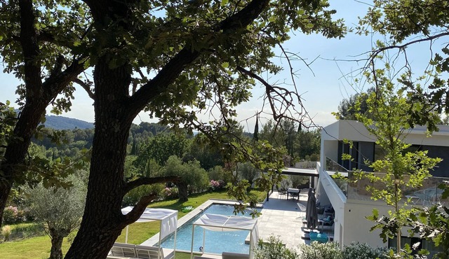 Luxury 5-Bedroom villa with a 16m-long heated pool near Aix-en-Provence