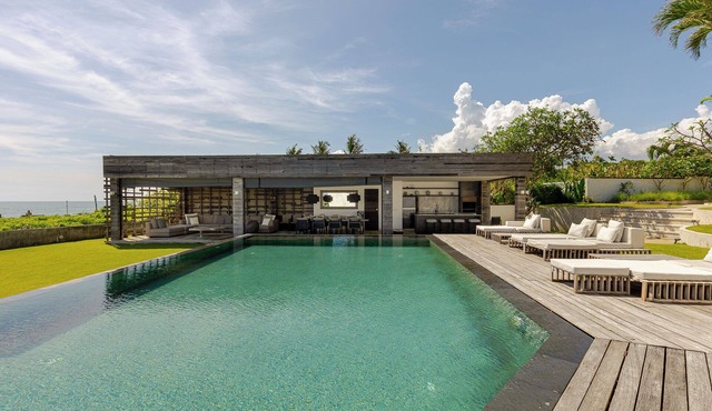 Luxury Beachfront Villa in Bali on 3000 sqm Estate-Beach Club & 2 Pools- Canggu