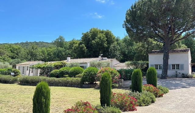 Luxury Family Villa with Pool in Vineyards Near Saint-Tropez