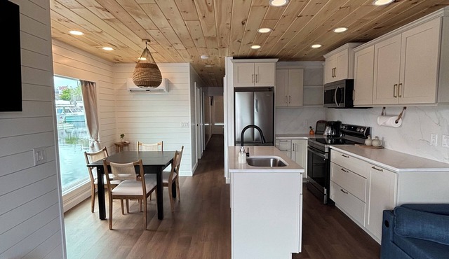 Luxury Floating Cottage Upper Florida Keys walk to restaurants and marina fun