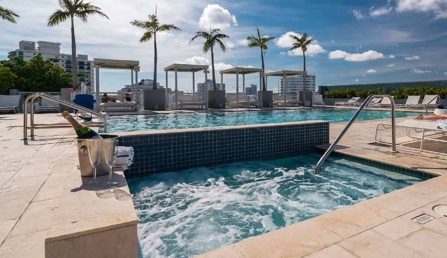 Luxury Suite w/Rooftop Pool Beach Steps Away