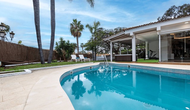 Luxury Villa with Pool, Jacuzzi, Cardio area, and Gardens in El Botánico, Puerto de la Cruz