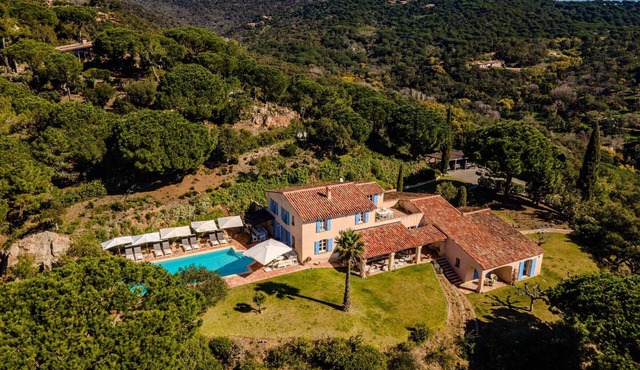 Luxury villa with pool and air conditioning