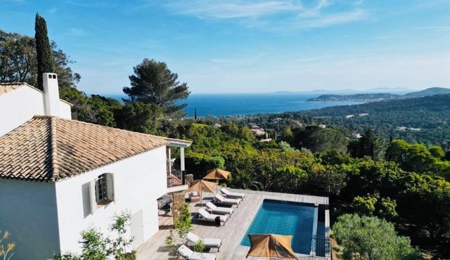 Magnificent view of the sea and hills from this charming, tastefully decorated house!