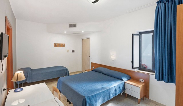 Marina Living Rooms – Basic Triple Room with Shared Pool, Wi-Fi & Air Conditioning