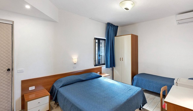 Marina Living Rooms – Basic Triple Room with Shared Pool, Wi-Fi & Air Conditioning
