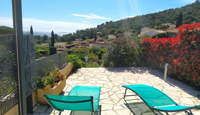 Mazet Avec Grande Terrasse et Jardin vue Mer, Animaux Acceptés. Piscine, Tennis