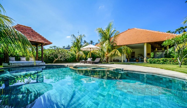 Moana, 3 Bedroom Villa, large garden and pool table, Nr Beach, Amed