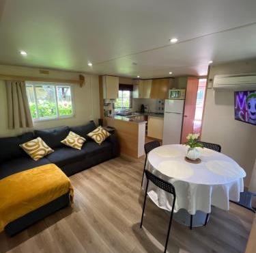 Mobile-home entièrement équipé, rivière en contrebas