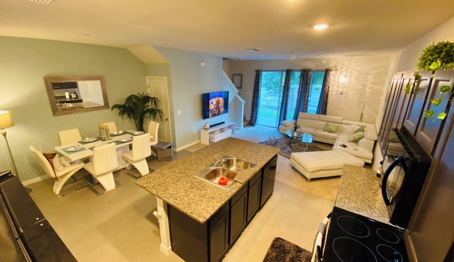Modern 3-bedroom townhome with garage near Downtown Tampa