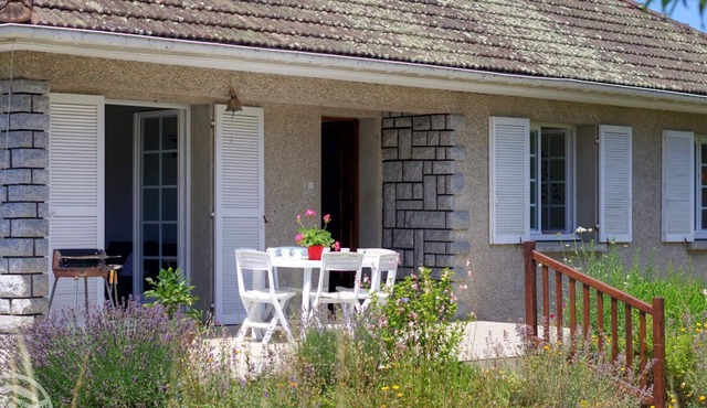 Modern cottage with garden and ping pong