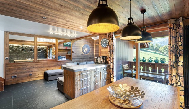 Modern Duplex in Méribel Village, ski-in/ski-out access and pool