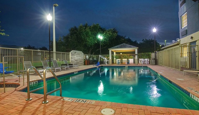 Modern Suite w/Swimming Pool & Parking Near Dolphin Mall