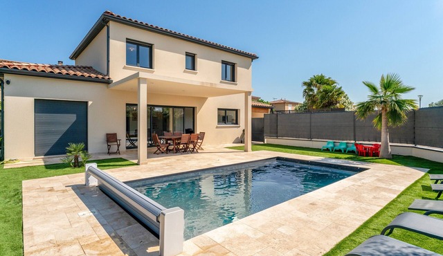 Modern Villa with Pool, Wi-Fi, and Air Conditioning