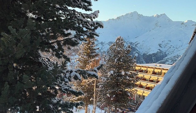 Modernly designed Apartment , Heart of the station, Ski on door, south terrace