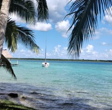 Navega en velero privado Motoko en la laguna de los 7 colores en Bacalar Quintana Roo