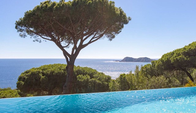New! Exceptional villa with ocean views, private beach access, and an infinity pool!