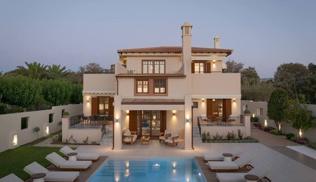New Family Villa w/Private Pool, Walk to the Beach