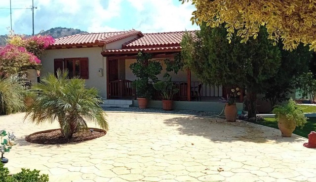 Nice 2-bedroom bougainvillea cottage, 5km from the sea