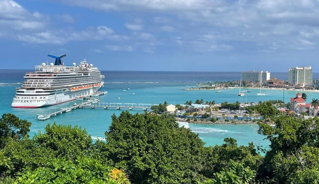 Ocean-View 2BR Villa w/Pool, Fast Wi-Fi & Near Dunn’s River