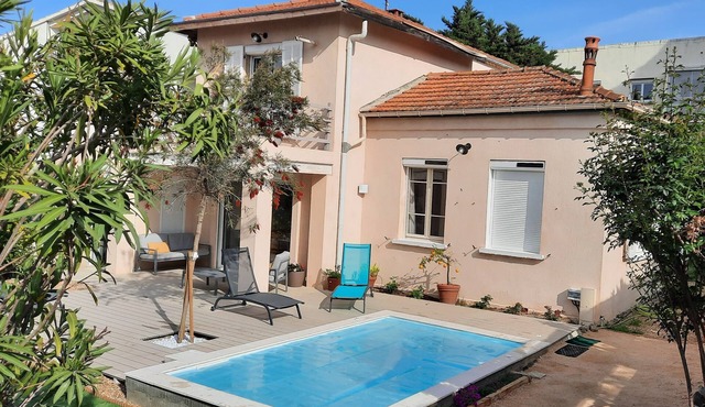 On the port of Le Brusc, in a quiet location, all within walking distance