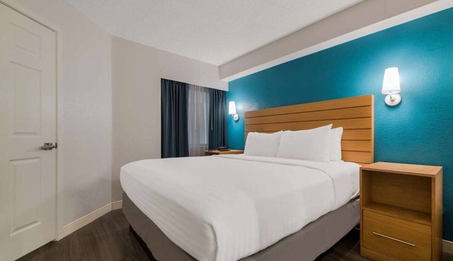 Perfect for Groups! Spacious Unit with Full Kitchen, Outdoor Pool, Pets Allowed!