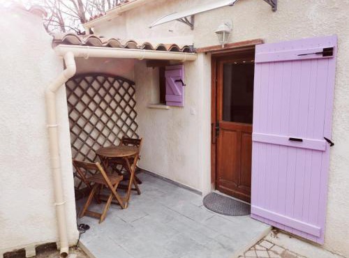 Petite Maisonnette avec cour et portail électrique