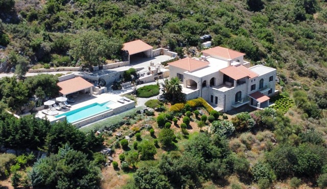 Pool-Villa Mila, heated pool, spacious Villa on 13. 000 sqm plot