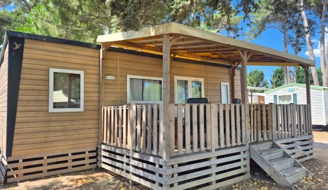 Premium Mobile Home for 6 with Shared Pool, Private Terrace, and Air Conditioning