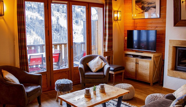 Premium mountain chalet, sleeps 10, Internet, Private garage