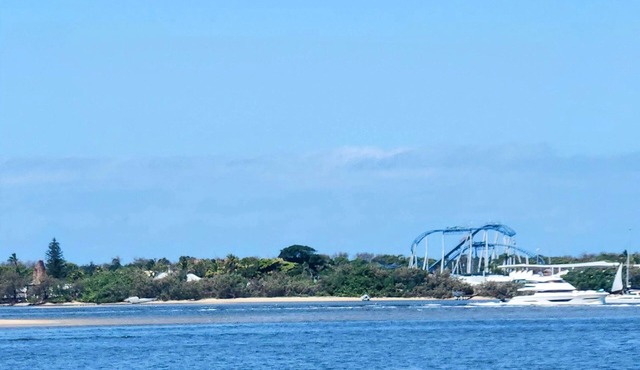 PRIVATE RESORT: OPPOSITE the BROADWATER -GYM-POOL-SPA-BOATING-FISHING-SURFING
