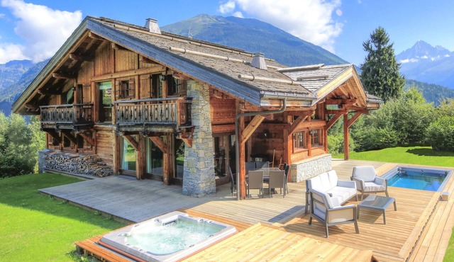 Private stunning chalet with incredible views, sunken jacuzzi & spa