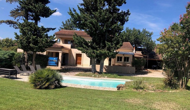 Provencal villa with pool and gym for 8 people, not overlooked