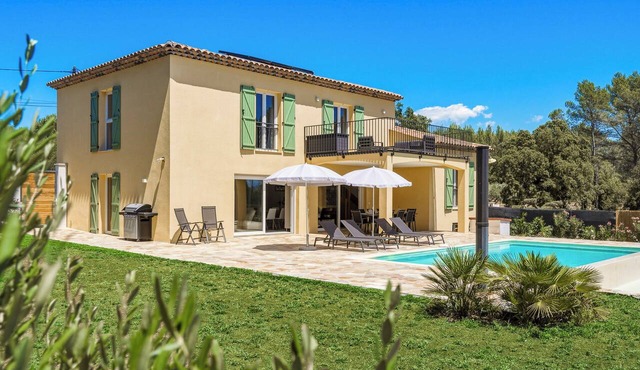 Quiet and spacious 208 m² villa with swimming pool & air conditioning