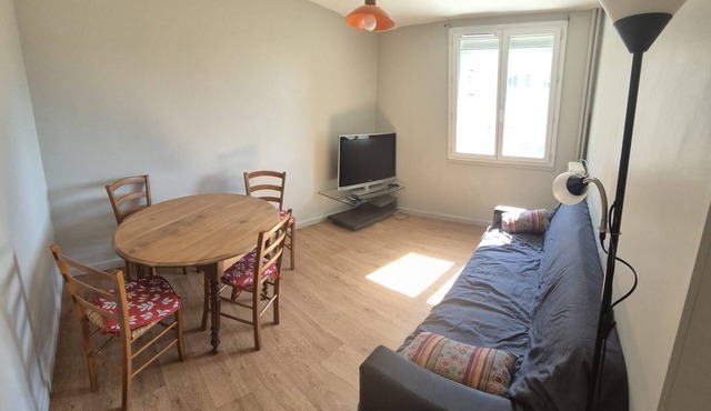 Quiet apartment in Aubenas. 10 min walk from the Château.