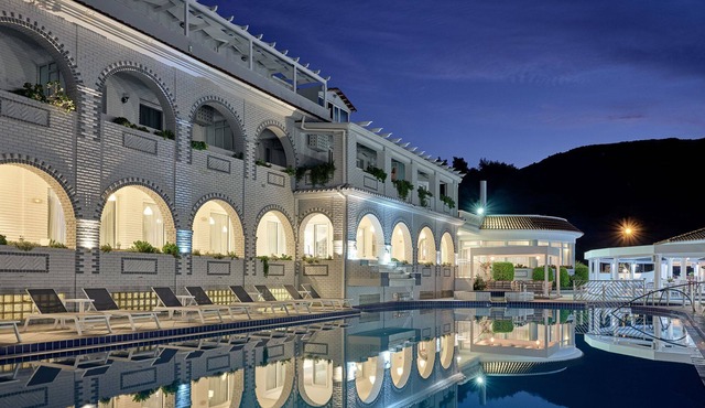 R 821 Deluxe Suite with Private Pool Maid Service Breakfast Included