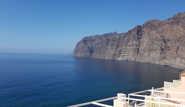 Renovated apartment with pool and sea views in Los Gigantes