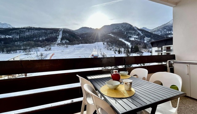 Renovated studio, sleeps 4, near slopes and shops