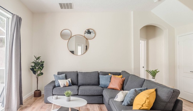 Renovated townhouse w private pool mins to Disney