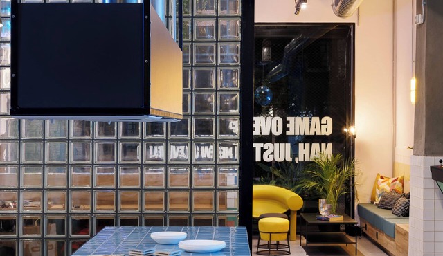 Retroverse Eccentric Stay
