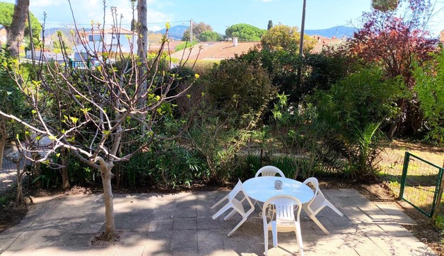 Rez de jardin & véranda entre mer et village
