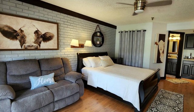 River Ranch Getaway! First Floor, Steps to Pool! 136