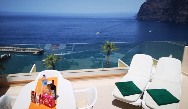 ROMANTIC RETREAT IN PRIME POSITION WITH STUNNING VIEWS TO CLIFFS, MARINA & SEA.