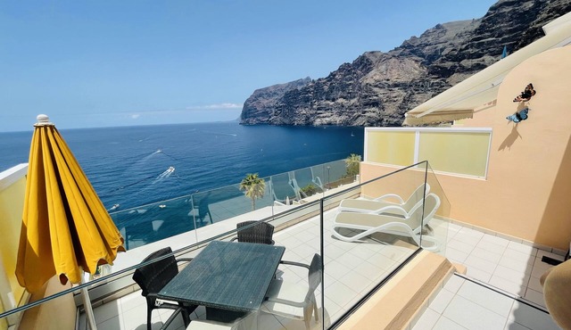 ROMANTIC RETREAT IN PRIME POSITION WITH STUNNING VIEWS TO CLIFFS, MARINA & SEA.